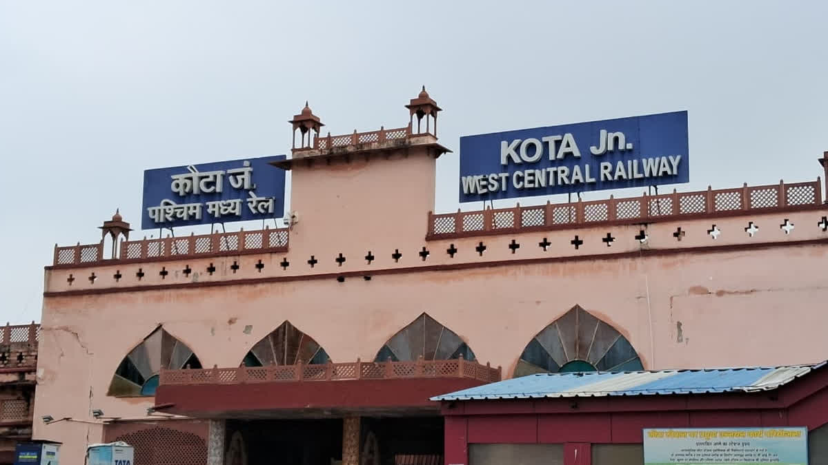 मुंबई में भीषण बारिश से ट्रेन यातायात परेशानी: 6 से अधिक ट्रेनें रद्द, कई का रूट बदला गया