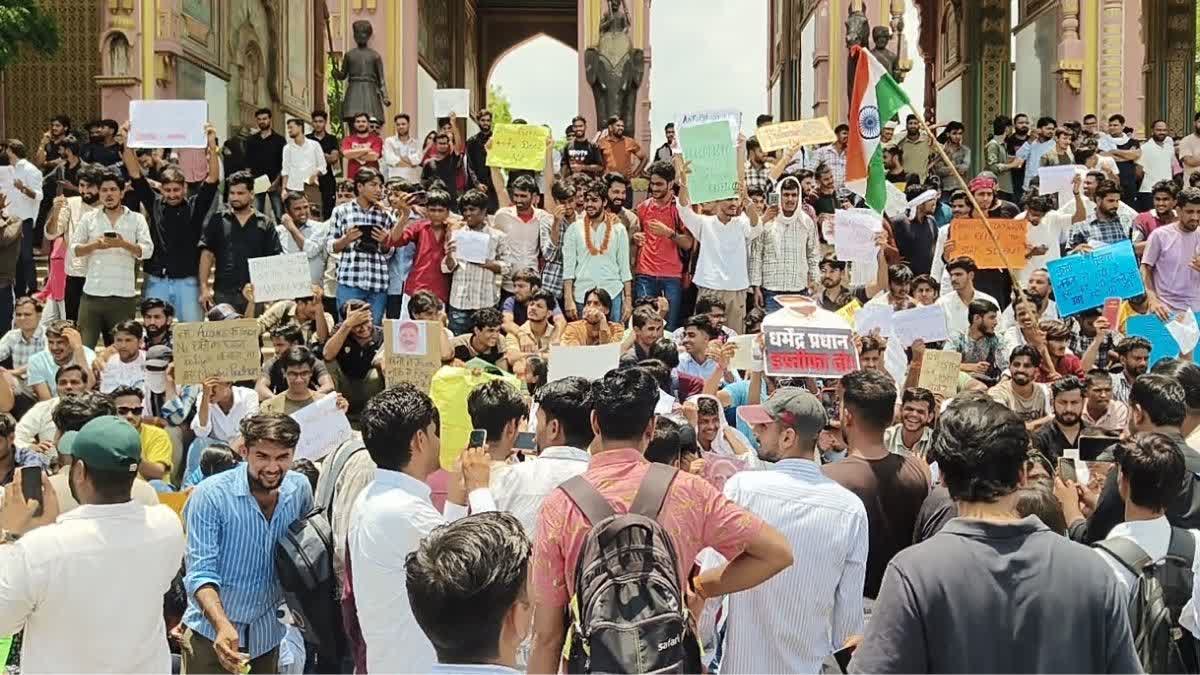 जयपुर में छात्रों का प्रदर्शन: जवाहर सर्किल पर जुटे युवा, शिक्षा मंत्री का इस्तीफा और परीक्षा सुधार की मांग