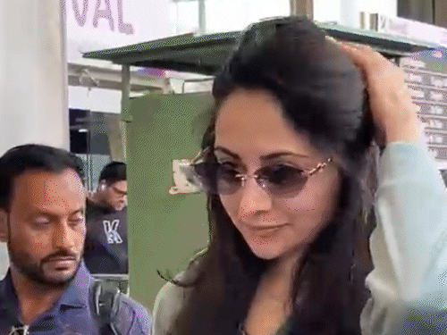 जयपुर एयरपोर्ट पर एक्ट्रेस जोया अफरोज और मामे खान ने दिया यादगार प्रदर्शन