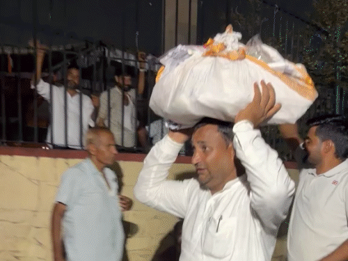 ग्रेड थर्ड शिक्षकों का जयपुर में धरना, पुलिस ने हटाया जनरेटर
