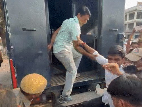 ICU में भूख हड़ताल कर रहे स्टूडेंट की तबीयत बिगड़ी:  जयपुर में टंकी पर चढ़े 3 छात्र नेता अनशन पर; समर्थकों को घसीटकर ले गई पुलिस - Jaipur News