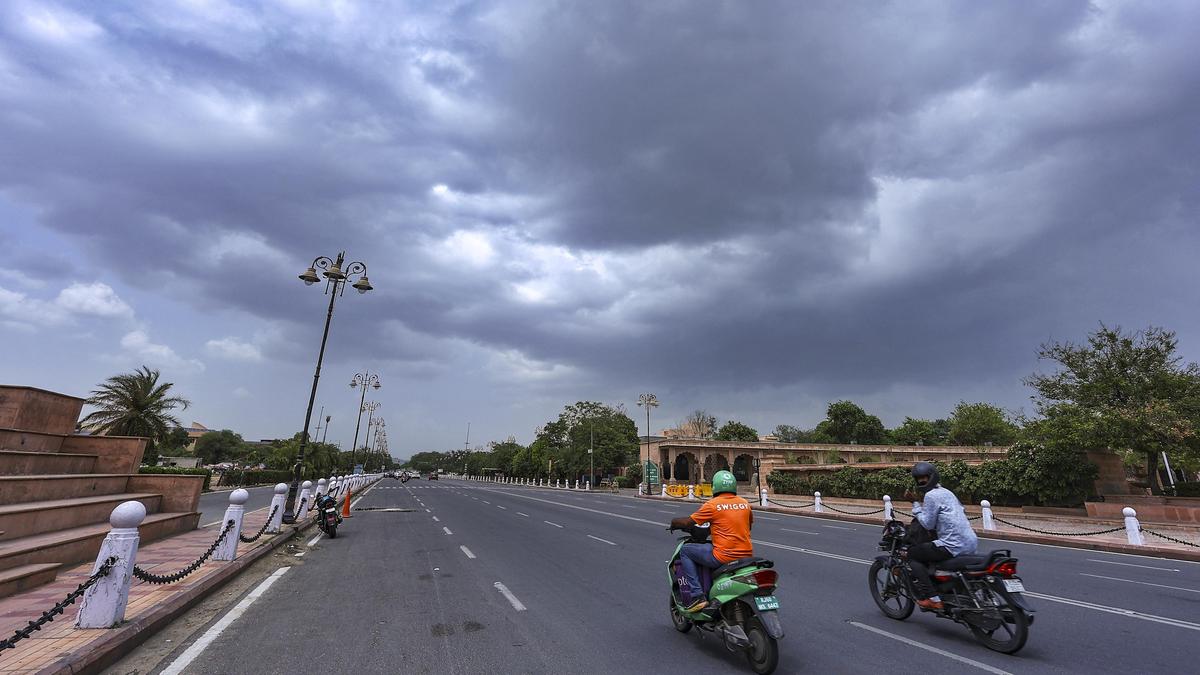 राजस्थान में अलग-अलग स्थानों पर हल्की से मध्यम वर्षा, गरज के साथ बौछारें दर्ज की गईं