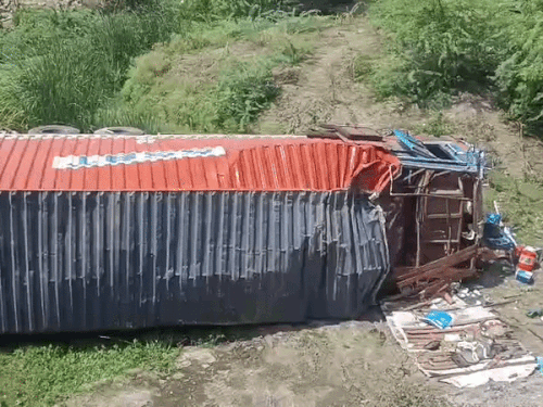 कोटा-बारां हाइवे पर बेकाबू ट्रेलर पलटा, 2 घायल: पुलिया किनारे लगी 150 फीट रेलिंग तोड़ी, 30 फीट नीचे गिरा - Kota News
