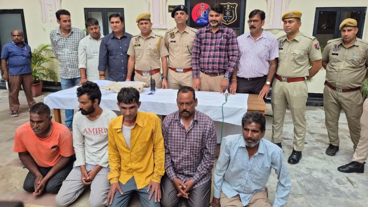 जयपुर: पुरानी हवेली तोड़ते समय मिले खजाने का मामला, ठेकेदार समेत 5 गिरफ्तार, 66 किलो चांदी की ईंटें बरामद