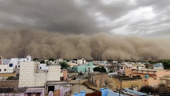 राजस्थान के कुछ हिस्सों में भारी धूल भरी आंधी चलने से दिन में अंधेरा छा गया, हवाएं 80 किमी प्रति घंटे की रफ्तार से चल रही हैं वीडियो