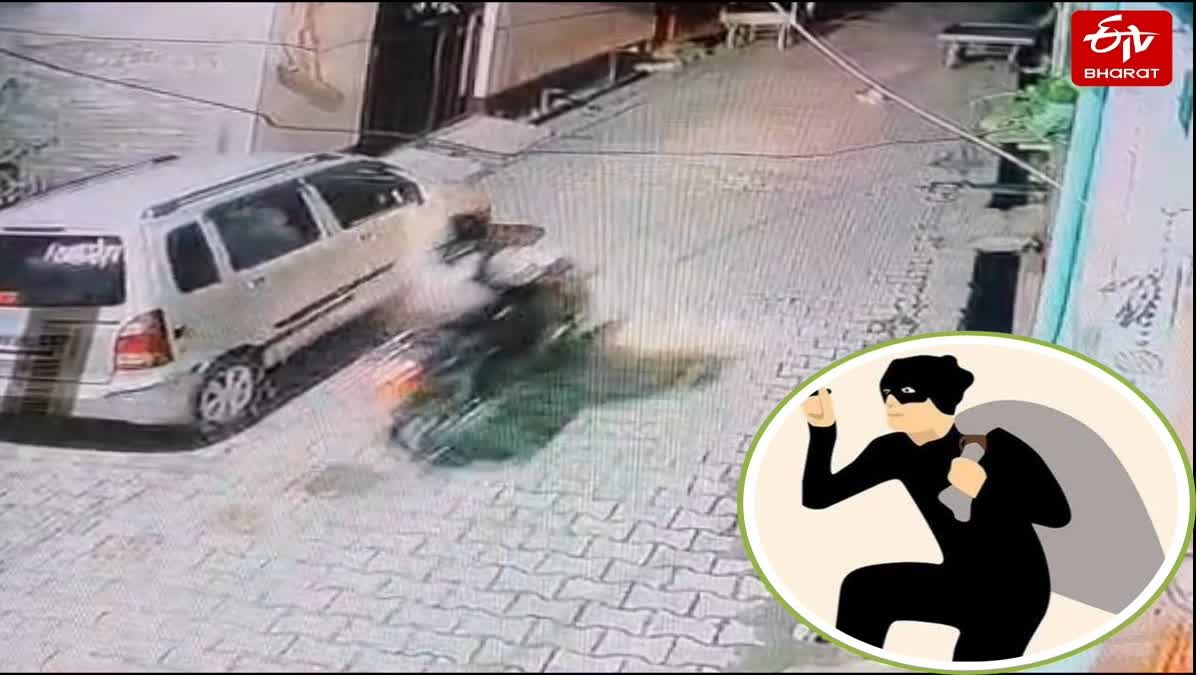 कानपुर देहात में पीएसी जवान के घर से 20 लाख की चोरी, दो संदिग्ध सीसीटीवी में कैद