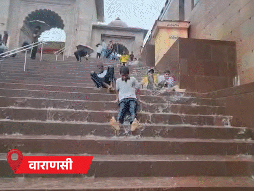 बारिश में सपा सांसदों की मस्ती,प्रिया ने VIDEO जारी किया:  यूपी में जोरदार बरसात; सीढ़ियों से झरना बहा, अस्पताल में घुसा पानी - Uttar Pradesh News