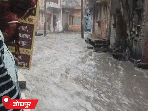 जोधपुर- सड़कें बनीं दरिया,अंडरपास में सवारियों से भरी बस फंसी: सीकर में 3 फीट तक भरा पानी, जयपुर में पेड़ टूटे; 5 दिन भारी बरसात की चेतावनी - Jaipur News