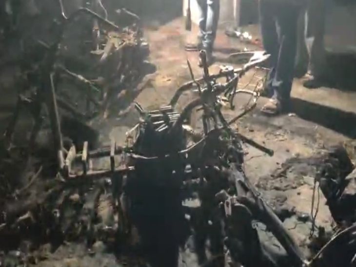 जयपुर के सुबोध कॉलेज के बेसमेंट में लगी आग: तीन इलेक्ट्रिक स्कूटी जलकर खाक, 20 मिनट तक उठती रही लपटें - Jaipur News