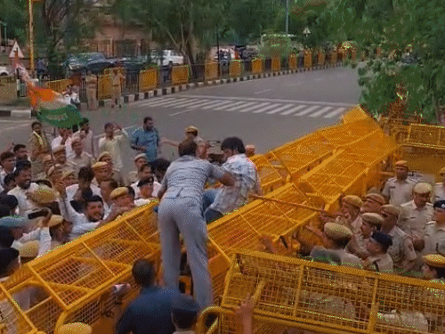 जोधपुर में कांग्रेस कार्यकर्ताओं की पुलिस से धक्का-मुक्की: जयपुर में वकीलों ने निकाला पैदल मार्च, राजस्थान यूनिवर्सिटी में छात्र नेता की भूख हड़ताल - Jaipur News