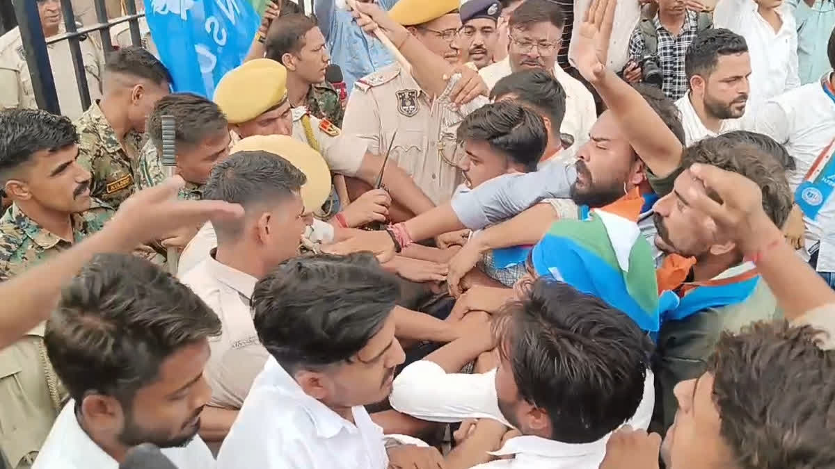 NEET पेपर लीक और जंतर-मंतर लाठीचार्ज के विरोध में राजस्थान विश्वविद्यालय में NSUI का प्रदर्शन, पुलिस और छात्रों के बीच धक्का-मुक्की