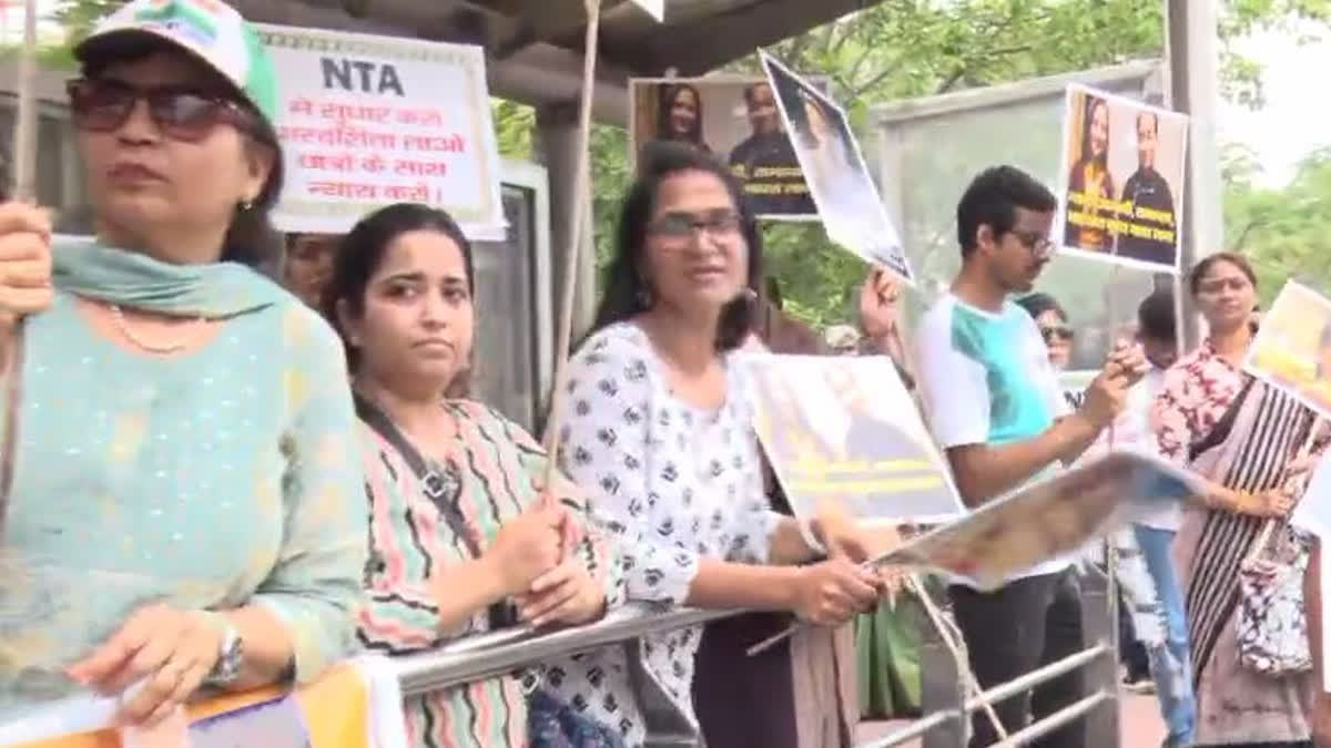 सोनम वांगचुक के समर्थन में जयपुर में प्रदर्शन, धरने को पुलिस-प्रशासन ने हटाया