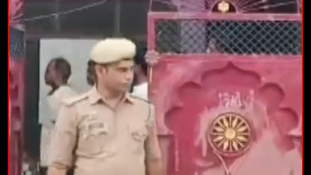 दिनदहाड़े डकैती से दहला कानपुर, पूर्व इंस्पेक्टर के घर परिवार को बंधक बनाकर लूट