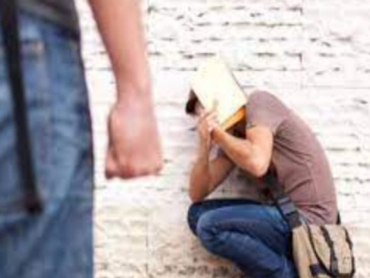 जयपुर में मारपीट कर दोस्त को ही लूटा: दो युवकों ने साथियों से मिलकर डंडे से पैर तोड़े, जमीन पर गिरने के बाद बाइक लूटकर फरार - Jaipur News