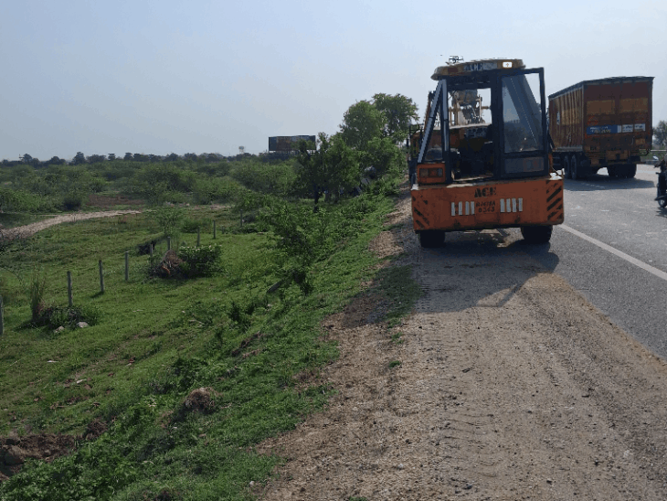 ट्रक ने खड़ी बस को टक्कर मारी, 3 की मौत:  सांवरिया सेठ से लौट रहे एक ही परिवार के 3 घायल, जयपुर रेफर - Mozmabad (Jaipur) News