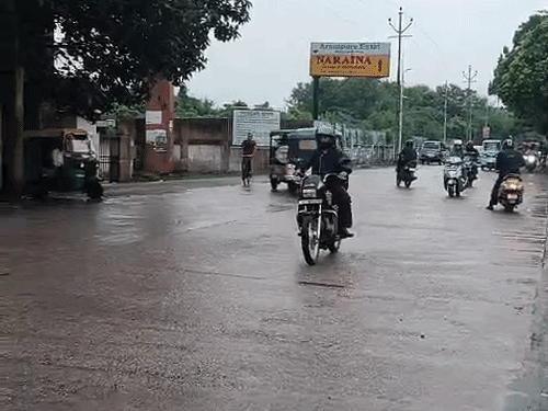 कानपुर में सुबह से रिमझिम बारिश, दिन में अंधेरा छाया: 6 अगस्त तक बरसात का अलर्ट, चेतावनी बिंदु के करीब गंगा, कई जगह जलभराव - Kanpur News