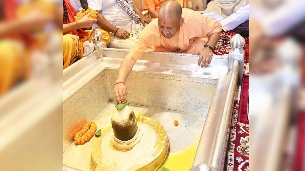 सावन का पहला दिन: सीएम योगी ने बाबा विश्वनाथ का किया जलाभिषेक, काल भैरव के किए दर्शन-पूजन