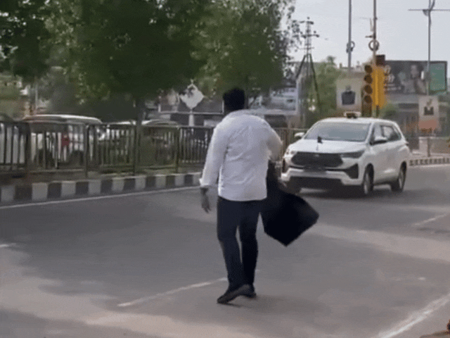 काला झंडा दिखाने वाले युवक को पुलिस ने हिरासत में लिया, कानूनी पृष्ठभूमि का विश्लेषण