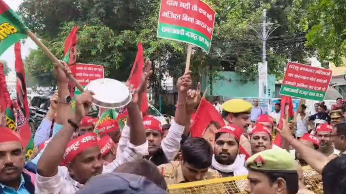 लखनऊ में थाली-चम्मच बजाकर सपा कार्यकर्ताओं का हल्ला बोल, पुलिस से नोकझोंक