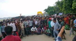 गोरखपुर में डोमिनगढ़-डोहरिया मार्ग बंद होने से भड़के ग्रामीण, जागतबेला मार्ग पर लगाया जाम
 - gorakhpur railway closes dominagarhdohariya road locals protest