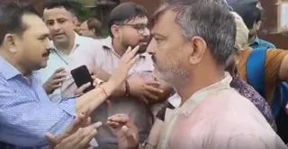 कानपुर में मूसलाधार बारिश, बच्चों को लेकर पानी में भीगते स्कूल पहुंचे अभिभावक, छुट्टी का नोटिस देख हंगामा
 - kanpur weather updates parents reach school with children in heavy rain protest after seeing holiday notice