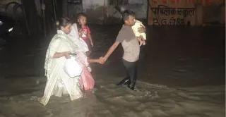 कानपुर में एक घंटे जमकर बारिश, जलभराव की देखें खतरनाक तस्वीर, कैसे अव्यवस्था से जूझते दिखे शहरवासी - monsoon update heavy rain in kanpur drainage system fail see shocking photos of waterlogging