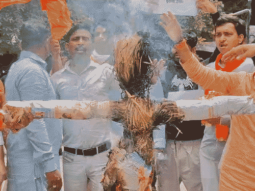 वाराणसी जिला मुख्यालय पर फूंका गया पप्पू यादव का पुतला:  विश्व हिंदू रक्षा परिषद ने जताया विरोध, बोले - समाप्त हो पप्पू यादव की संसद सदस्यता - Varanasi News