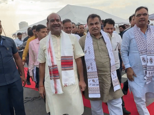 राजस्थान में दिल्ली-मुंबई एक्सप्रेसवे का निरीक्षण करने निकले गडकरी: 90KM सफर किया; अफसरों को चेताया- मनमाने ढंग से ट्रक खड़े नहीं होने चाहिए - Kota News