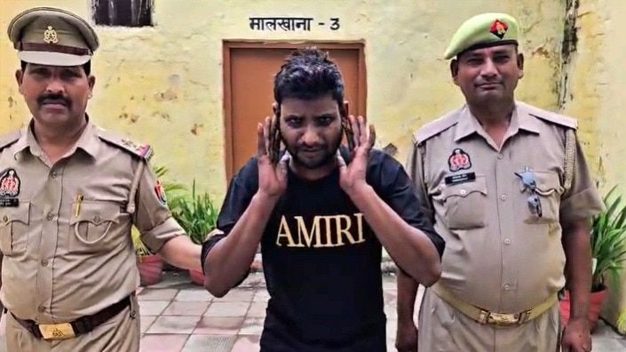 बरेली: CM योगी को धमकी देने वाला हवालात से लंगड़ाते हुए निकला, गिड़गिड़ाकर मांगी माफी, देखें- VIDEO