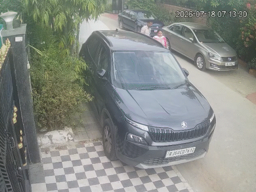 दिनदहाड़े चाकू की नोक पर महिला से चेन लूट: वारदात का CCTV फुटेज खुलासा करता है करतूत का दृश्य