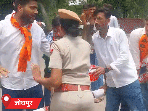 छात्रसंघ चुनाव की मांग कर रहे छात्रों को लातें मारीं,घसीटा: जाम में फंसे SP, जयपुर में पुलिस से धक्का-मुक्की, उदयपुर में ABVP- NSUI कार्यकर्ता भिड़े - Jaipur News