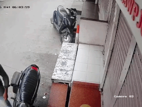 30 सेकंड में बाइक चुरा कर ले गए बदमाश,VIDEO: लॉक तोड़ा, साथी को बिठाकर फरार हो गए; पुलिस पर शिकायत दर्ज नहीं करने का आरोप - Kota News
