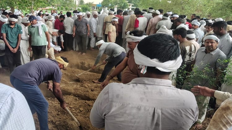 राजस्थान के डूंगरगढ़ हादसा: घायल दोहती की भी मौत, फतेहाबाद में एक साथ दफनाए गए दादा-दादी और पोता के शव