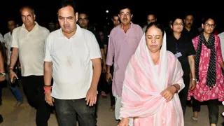 राजस्थान के मुख्यमंत्री भजन लाल शर्मा ने पत्नी के साथ लगाई गोवर्धन परिक्रमा, साधारण अंदाज और नंगे पांव चलते देख श्रद्धालु रह गए हैरान
- rajasthan cm bhajanlal sharma performs govardhan parikrama