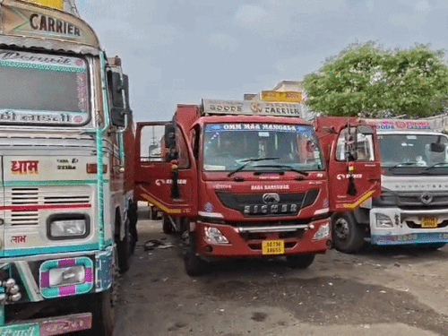 राजस्थान ट्रक हड़ताल: व्हीकल ट्रैकिंग डिवाइस और परमिट को लेकर ऑपरेटरों का आंदोलन जारी