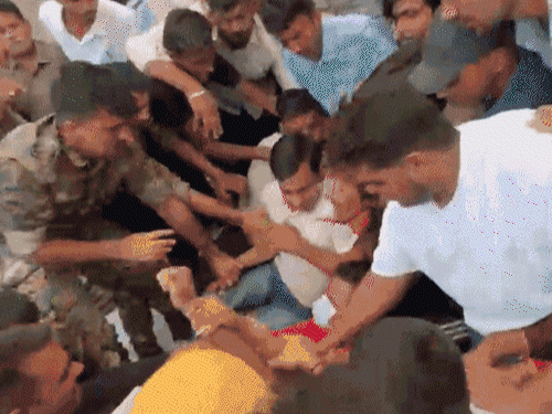 यूनिवर्सिटी में अनशन पर बैठे छात्र-नेता को पुलिस ने उठाया: शुभम बोले- लिखित आदेश तक अन्न ग्रहण नहीं करूंगा; स्टूडेंट्स का हंगामा - Jaipur News
