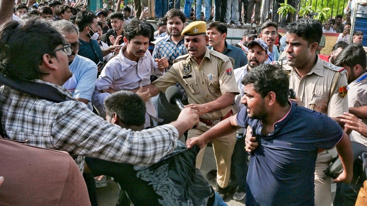 जयपुर में कॉकरोच जनता पार्टी के अभिजीत दिपके से मारपीट करने वाले लड़के कौन हैं?