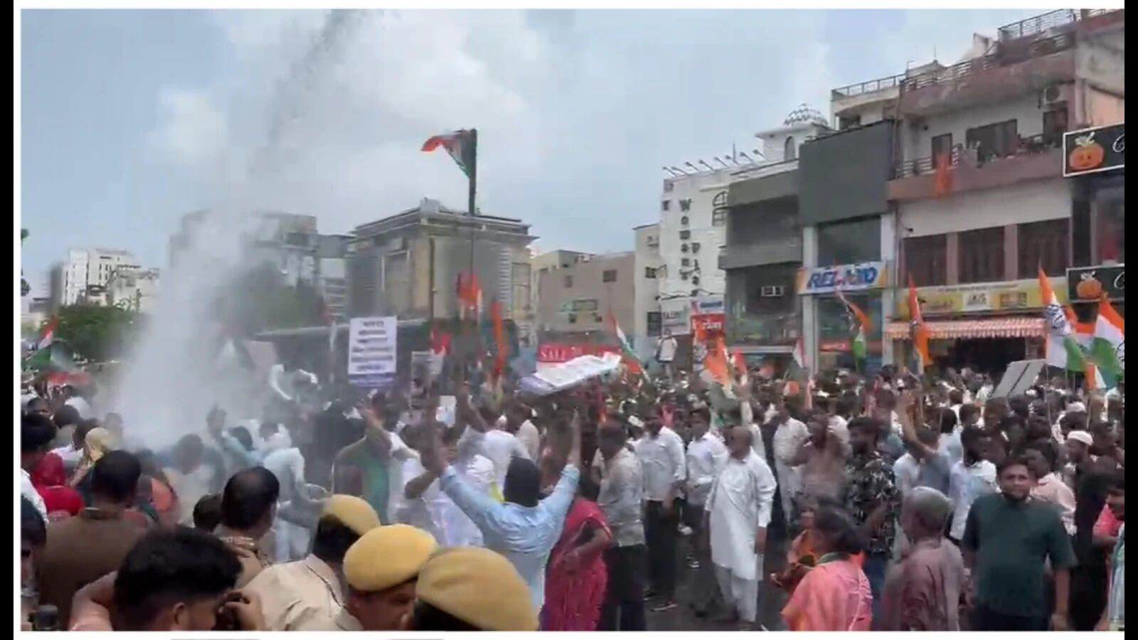 कांग्रेस ने मांगा बीजेपी सरकार से 'हिसाब', जयपुर में उग्र प्रदर्शन के दौरान चली वॉटर कैनन