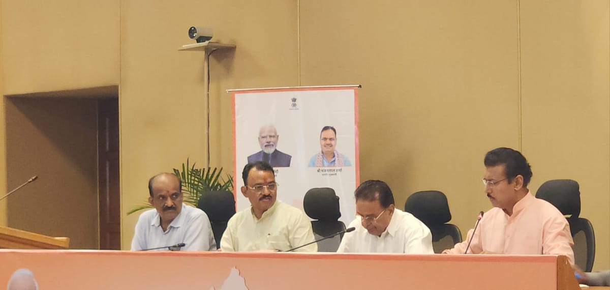 Rajasthan: सरकार ने कर्मचारियों को दिया तोहफा; सेवानिवृत्ति तक बीमा लाभ, गांवों में 125 दिन के काम की गारंटी