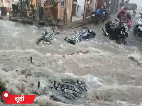 पानी में बही गाड़ियां,कालीसिंध समेत दो बांध के गेट खोले: झालावाड़ स्कूल में घुसा पानी, 30 से ज्यादा स्टूडेंट फंसे; कोटा कृषि मंडी में पानी भरा - Jaipur News