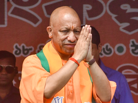 कुष्ठ रोग से प्रभावित दिव्यांगजन के लिए सहारा बनी योगी सरकार | Jalpaiguri: CM Yogi' election rally ahead of WB polls