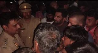 गोरखपुर में दरवाजे पर खेल रही मासूम को ट्रक ने कुचला, शव रखकर ग्रामीणों ने लगाया जाम - gorakhpur toddler killed by truck villagers block road