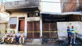 दिल्ली में हुई कार्रवाई तो जयपुर में खुले दर्जनों पटाखों के गोदाम, जांच में खुलासा
- crackdown in delhi leads to dozens of firecracker warehouses in jaipur investigation reveals