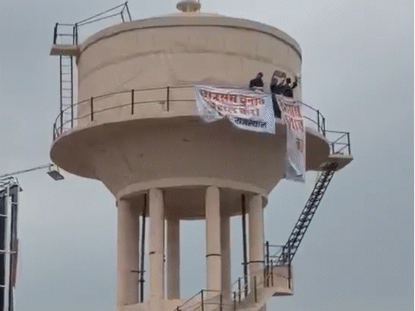 जयपुर में टंकी पर चढ़े छात्र नेता मांग पर अड़े: यूनिवर्सिटी में अनशन पर बैठे छात्र नेता को पुलिस ने जबरन उठाया,बोले-छात्र संघ चुनाव की घोषणा करे सरकार - Jaipur News