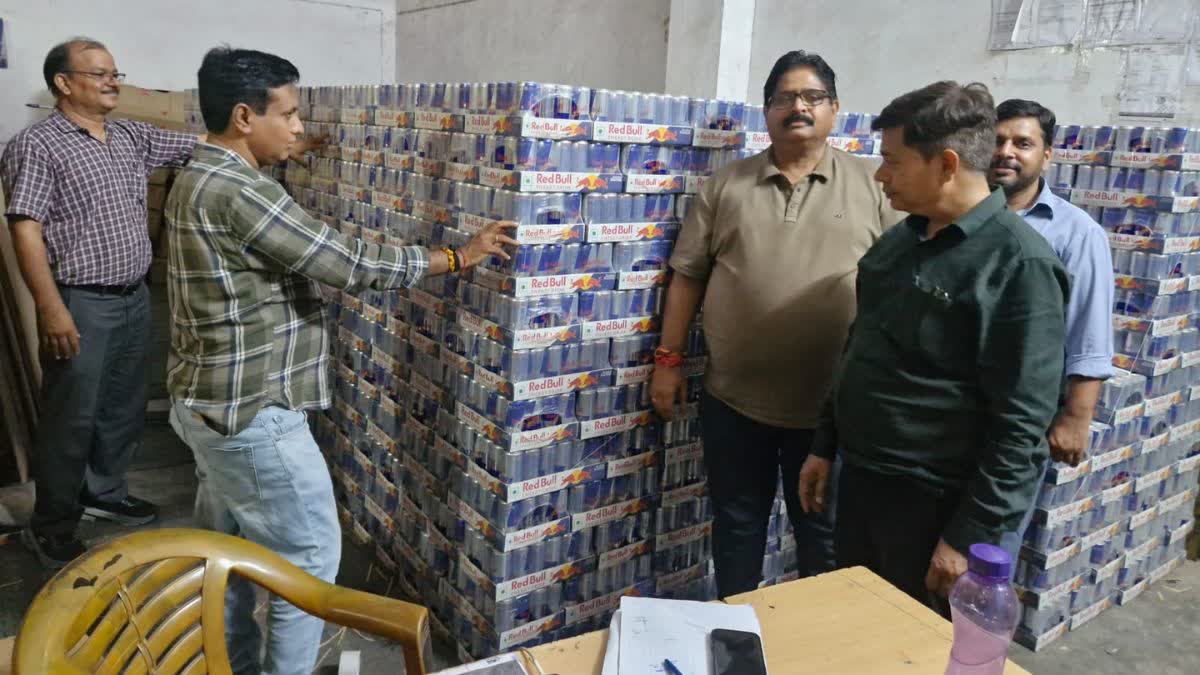शुद्ध आहार मिलावट पर वार : जयपुर में रेड बुल एनर्जी के गोदाम पर कार्रवाई, 53,256 बोतलें सीज