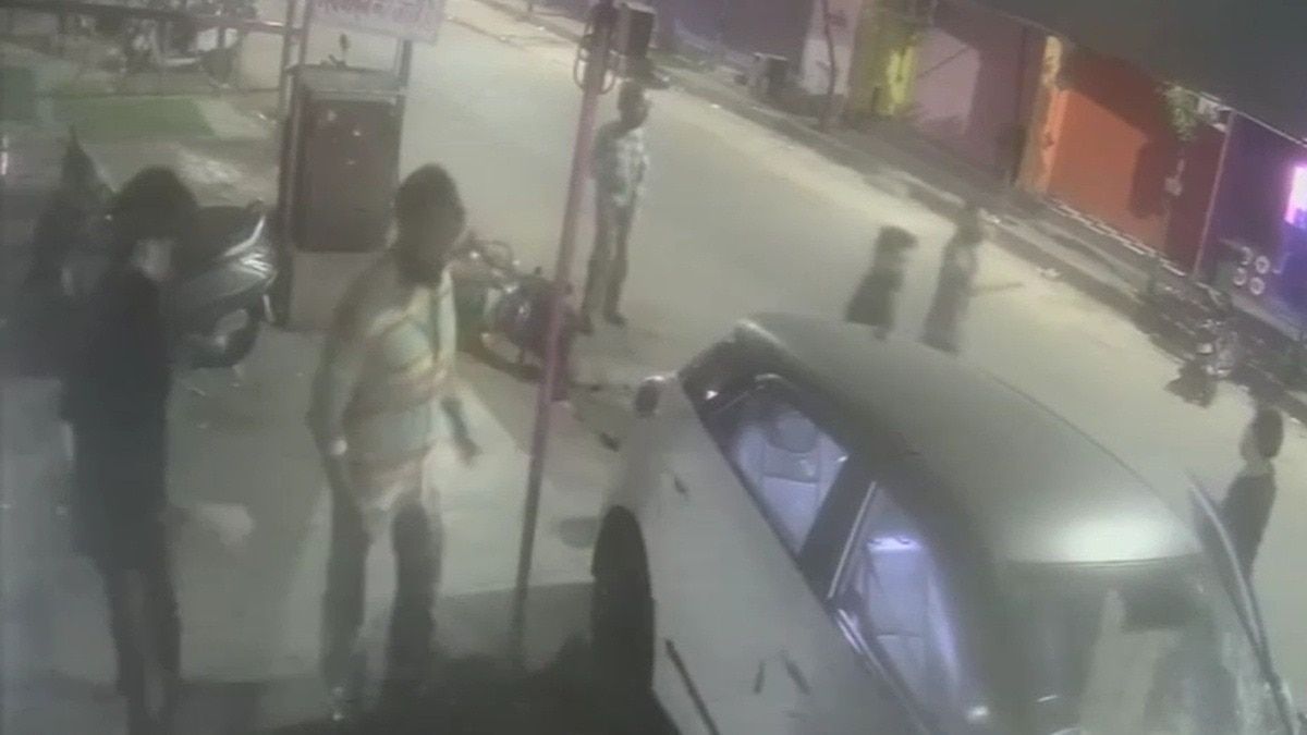 राजापार्क में कार सवार बदमाशों ने लाठी-डंडो से हमला किया, CCTV में रिकॉर्ड हुई घटना