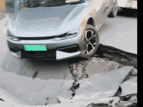 क्या उदयपुर के दुर्गा नर्सरी चौराहे पर भ्रष्टाचार का खेल? नाले के ऊपर सड़क धंसी, ईवी कार पहिए उतरे