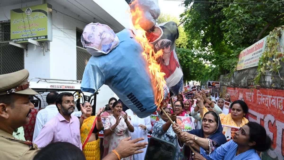 यूपी महिला कांग्रेस की अध्यक्ष ने फूंका केन्द्रीय शिक्षा मंत्री और भाजपा सांसद का पुतला, पुलिस ने हिरासत में लिया