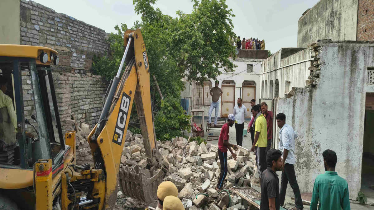 कोटा में क्रिमिनल डस्टिंग अभियान: दो अपराधियों के घर पर चला बुलडोजर...नकली नोट, शराब एवं डोडा तस्करी के पांच आरोपी गिरफ्तार