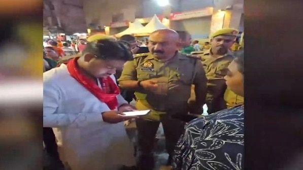 वाराणसी: काशी विश्वनाथ मंदिर में 'VIP दर्शन' के नाम पर ठगी, फर्जी पुजारी गिरफ्तार